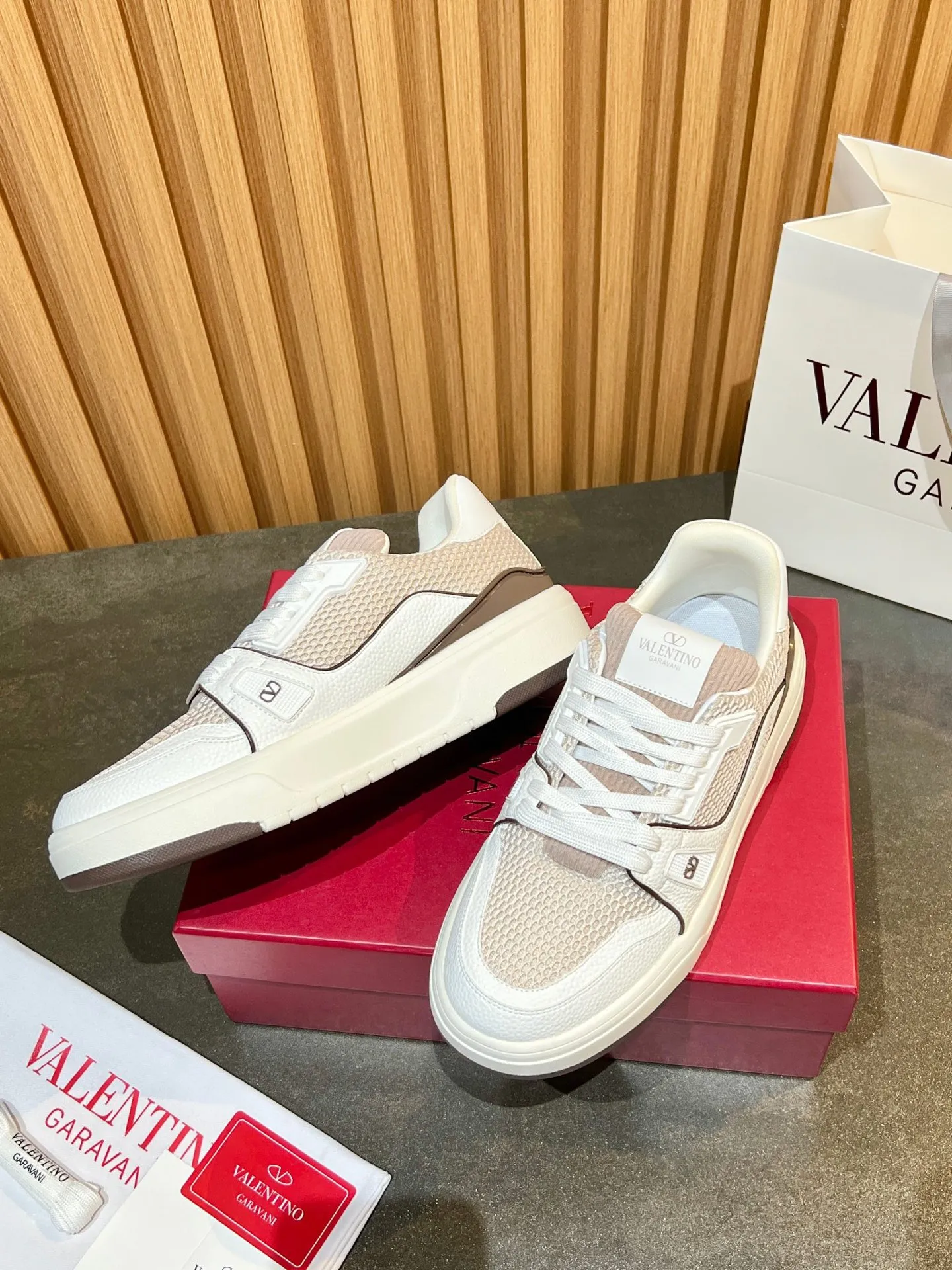Men's men's shoes 💰640 VLNT Valentino 𝑶𝒏𝒆𝑺𝒕𝒖𝒅 Couple's sneakers series Valentino 2025 latest couple's sneakers, same style for celebrities, hot sale. Original ZP purchase and dismantling. Repeated pattern making and modification. Trying to restore 1:1 original version! Top luxury masterpiece, soft and comfortable, breathable and light, combines fashion and leisure, brings excellent and elegant texture and excellent on-foot comfort. Top purchasing version upper: imported high-end breathable mesh/original oil edge craftsmanship. Inner: imported mesh. Outsole: original development 𝐓𝐏𝐔 two-color combination outsole. Packaging: original configuration complete package. Code number: 35/44 (customized 45 46). Can be customized (self-labeled - no label) order.